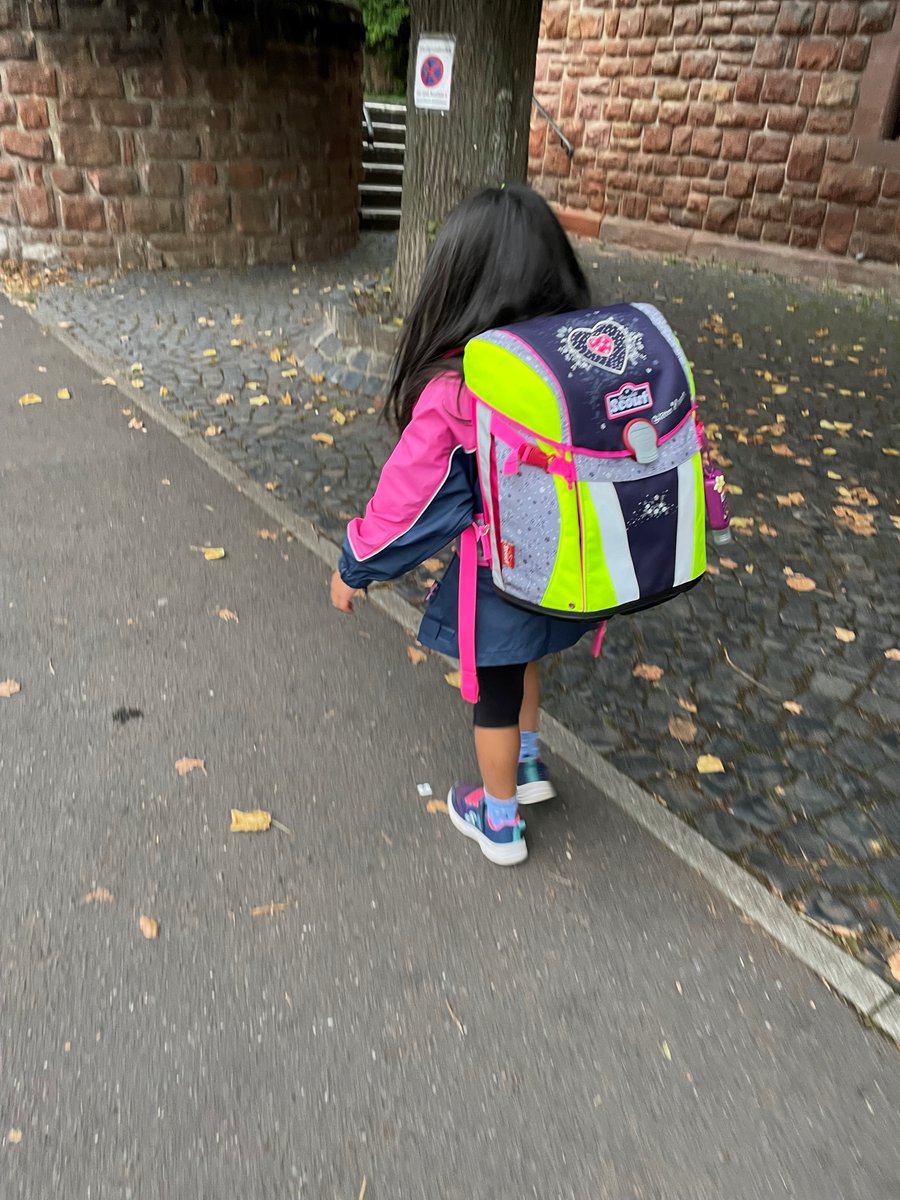 PolizeiTrier's tweet photo. Nicht mehr lange, bis aus den Vorschulkindern stolze Schulkinder🏫werden. Daher ist es wichtig, dass ihr mit eurem Nachwuchs den #Schulweg übt. Dazu gehört die sichere Teilnahme am #Straßenverkehr.
📸
L 47, #BernkastelKues;
B 50, #Longkamp;
B 421, #Zell;
L 348, #FohrenLinden https://t.co/MVQ2P2HXqE