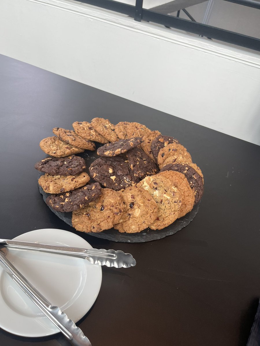 uswbuslib's tweet image. Hands down best conference cookies EVER 🤤. #TechfromSAGE