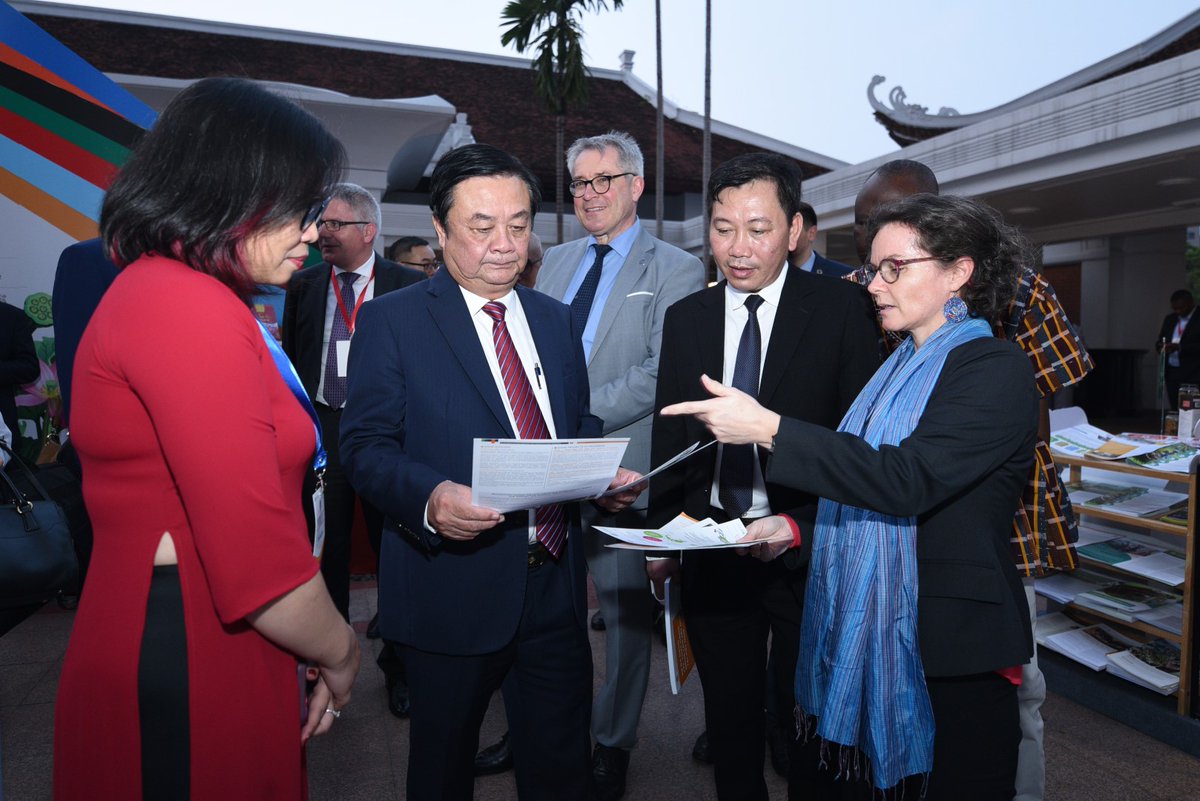 ASSETProjectSEA's tweet photo. #Agroecological initiatives and #ASSETProject got attention of Minister of MARD Vietnam and many international participants during the 4th Global Conference on Sustainable Food Systems Programme #SFSP in Hanoi, Vietnam ๐ป๐ณ 24-27 April 2023
@Cirad VAAS @FAO @CIFOR @ICRAF IPSARD https://t.co/GW6t9fz8IB