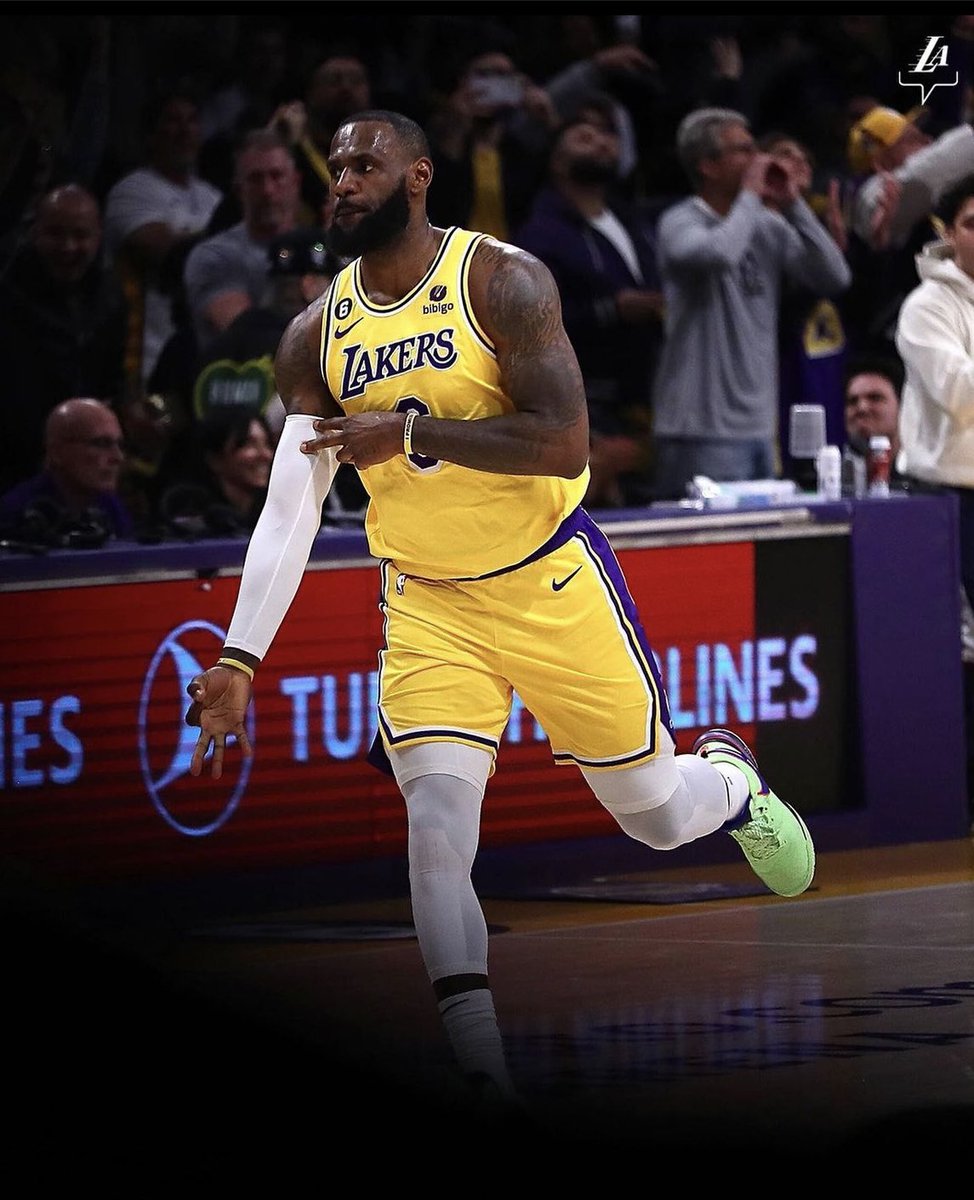 LBJxGoat's tweet photo. GAME DAY ! 💜💛

Il faut clôturer cette série ce soir, maximiser le repos en attendant de savoir qui des Kings ou des Warriors sera le prochain adversaire. Surtout que de l'autre côté la série peut aller en 7. 

J'en attend beaucoup du duo LeBron-AD ! 

Rdv a 1h30 ✌️ https://t.co/MJv5AtPqLm