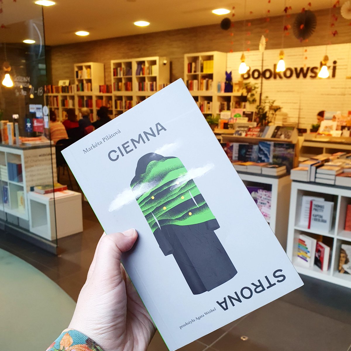 nerdheimpl's tweet photo. Czwartek, #Poznań, #Bookowski w @CKZamek: o 19:00 czeka nas spotkanie z #MarketaPilatova o #CiemnaStrona i nie tylko! Będzie na nami tłumaczka #książki #AgataWróbel i nawet jej wydawczyni, szefowa #afera. Nie możemy się doczekać!
https://t.co/UNTkM3rOAN https://t.co/EnqQ4IJSjf