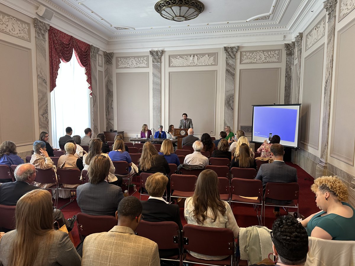 That’s a wrap! What an honor to be at a congressional briefing at #csdonthehill and sit on a panel with @Pachyonychia, @healourskin, @HSConnectOrg, and @nationaleczema to raise awareness for #skindiseases ❤️

#coalitionofskindiseases #PeDRA #pedraresearch #dermtwitter