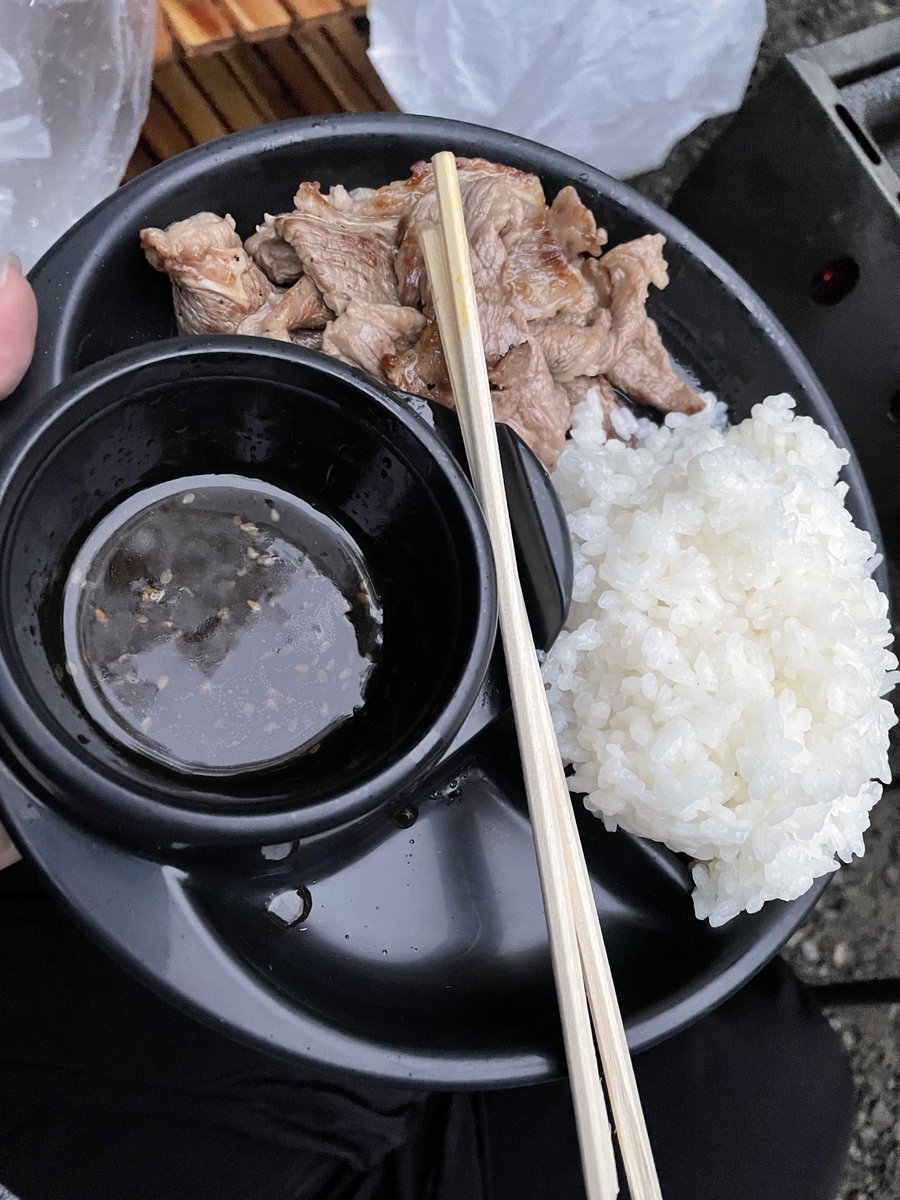 Miyake_Camp's tweet photo. 無事に何とかBBQと焚き火出来た…😭
小雨くらいだけど何とか決行したわ😂

今絶賛、焚き火中なのだが…
癒されるよな～☺️🔥 https://t.co/iSEnum8YFI