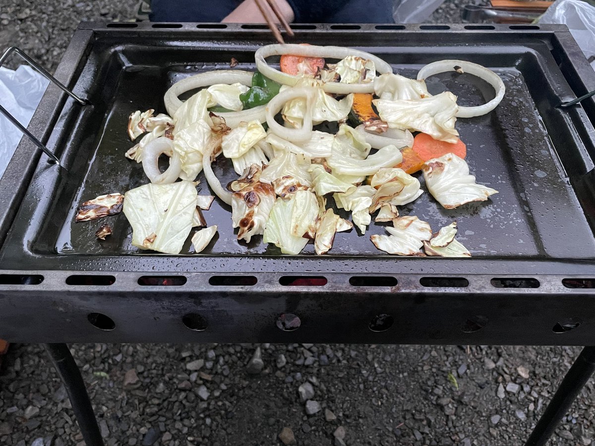 Miyake_Camp's tweet photo. 無事に何とかBBQと焚き火出来た…😭
小雨くらいだけど何とか決行したわ😂

今絶賛、焚き火中なのだが…
癒されるよな～☺️🔥 https://t.co/iSEnum8YFI