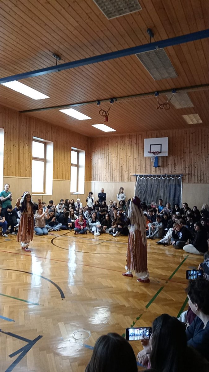 kale_ybo's tweet photo. Denizli İl Milli Eğitim Müdürlüğünün KA121-SCH  2022 yılı okul eğitimi Erasmus Akreditasyonu projesiyle Viyanada bulunun öğrencilerimiz ve öğretmenimiz Ulaş Tonka  Viyana'daki öğrencilere Halk Oyunlarını tanıtıp gösteri yaptılar.
@denizlimem @ArgeDenizli @kalemem20
@ulusalajans https://t.co/YGkMA6At3r