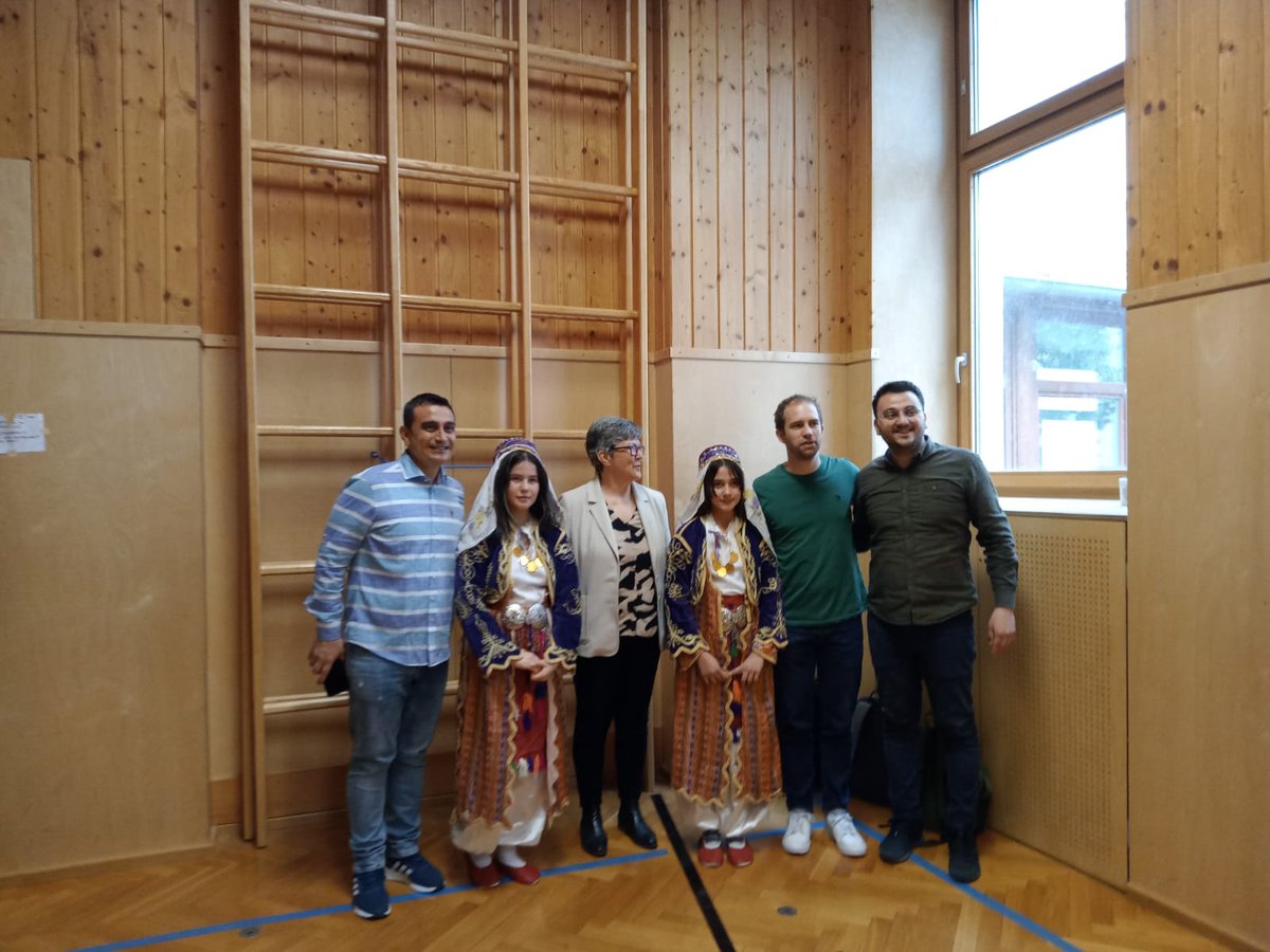 kale_ybo's tweet photo. Denizli İl Milli Eğitim Müdürlüğünün KA121-SCH  2022 yılı okul eğitimi Erasmus Akreditasyonu projesiyle Viyanada bulunun öğrencilerimiz ve öğretmenimiz Ulaş Tonka  Viyana'daki öğrencilere Halk Oyunlarını tanıtıp gösteri yaptılar.
@denizlimem @ArgeDenizli @kalemem20
@ulusalajans https://t.co/YGkMA6At3r