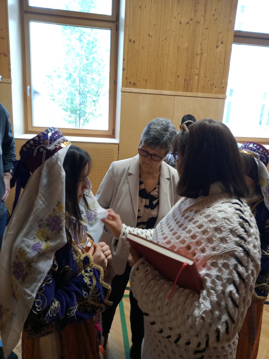 kale_ybo's tweet photo. Denizli İl Milli Eğitim Müdürlüğünün KA121-SCH  2022 yılı okul eğitimi Erasmus Akreditasyonu projesiyle Viyanada bulunun öğrencilerimiz ve öğretmenimiz Ulaş Tonka  Viyana'daki öğrencilere Halk Oyunlarını tanıtıp gösteri yaptılar.
@denizlimem @ArgeDenizli @kalemem20
@ulusalajans https://t.co/YGkMA6At3r
