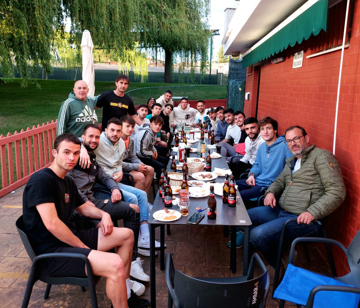 🔚 Ayer pusimos punto y final a la temporada con una merienda de equipo.

😁 Muy felices por la temporada de nuestros chicos, que han luchado hasta el final para intentar conseguir una plaza en los puestos de play-off. 

#VamosVerdes💚🤍 | #JuntosHacemosElCamino