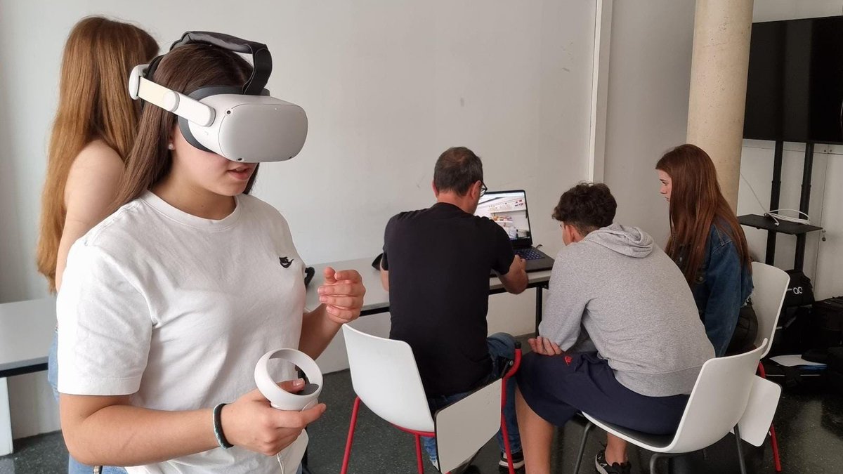 CCiTUBDivulga's tweet image. A continuació, "CSL-Lab 2150": realitat augmentada per conèixer com els lab. @ccitub aporten solucions als problemes del futur. Guiats per J. Mendoza #CCiTUB i H. Zapata #Tetravol.

Demo del projecte "Core Sustainability Lab: Operació Delta S 2150" #CSL_ODS

#CSL2150 #ODS