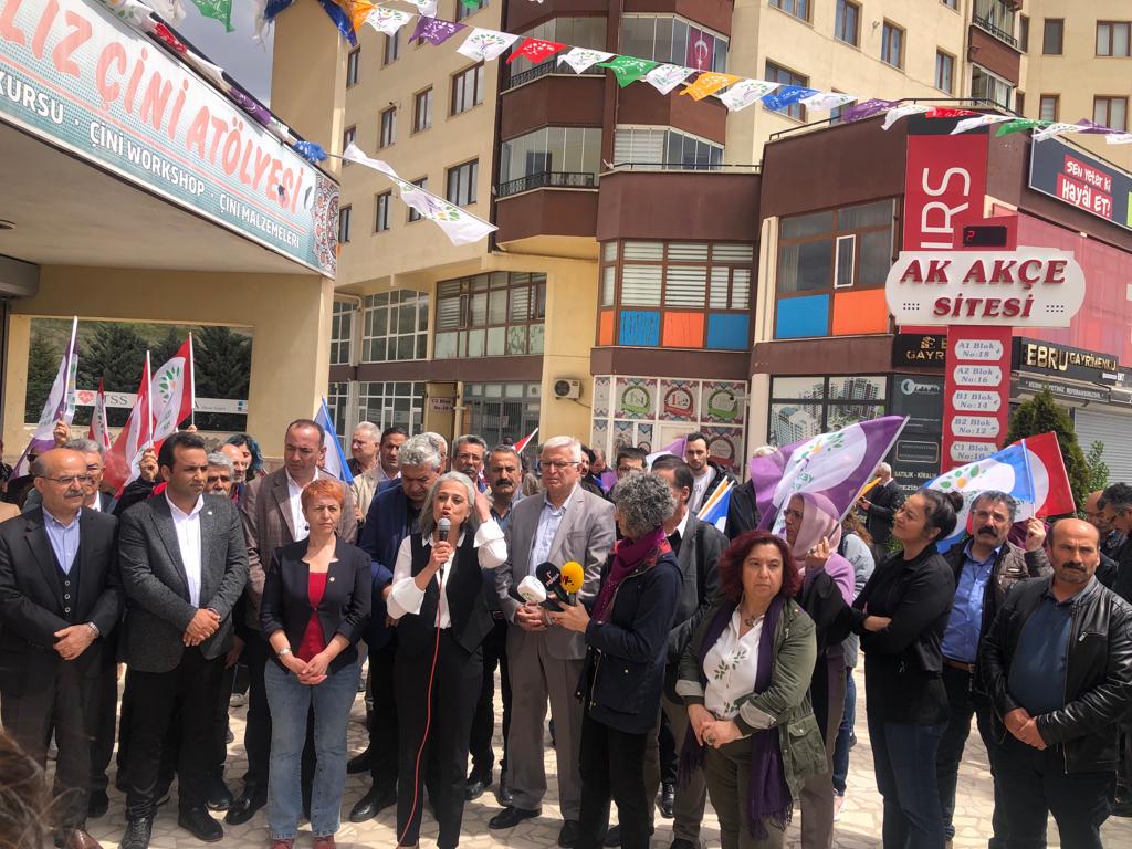 Yeşil Sol Parti eş sözcümüz Çiğdem Kılıçgün Uçar'ın  katılımıyla Batıkent'te çalışmalarımıza devam ediyoruz. Buradayız, birlikte değiştireceğiz...
<a href="/YesillerSol/">Yeşil Sol Parti</a>
<a href="/cigdemkilicgun/">Çiğdem Kılıçgün Uçar</a>
<a href="/yesilsolankara/">Yeşil Sol Parti Ankara</a>
#disaem
#BuradayızBirlikteDegistirecegiz