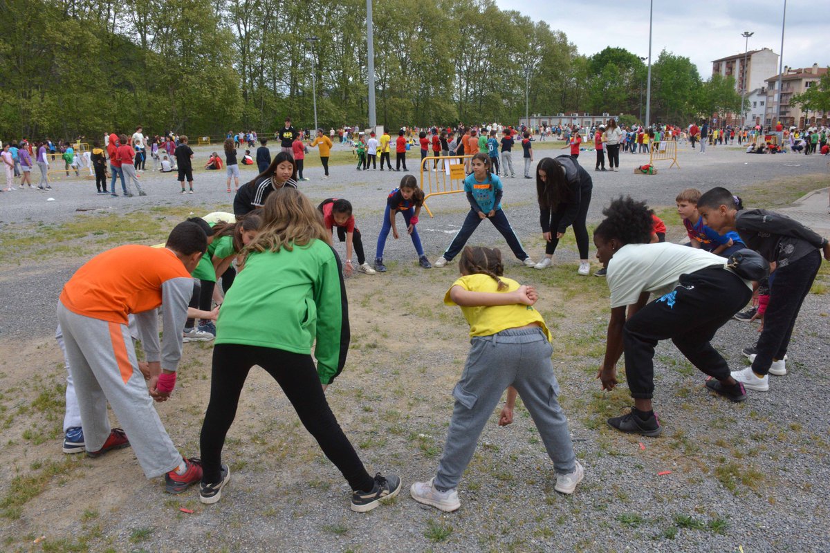 Olotuit's tweet photo. 🧒🏽👩🏻‍🦰👦🏿 Avui #Olot torna a acollir el #Rodajoc! 

🪀 Prop de 600 alumnes de 3r de primària de totes les escoles de la #Garrotxa hi participen. Enguany, com a novetat, tots els jocs són accessibles!
📍 https://t.co/3ofLgWEgv0

#AjuntamentOlot #OlotCiutatEducadora #femOlot https://t.co/MCXdL1essV