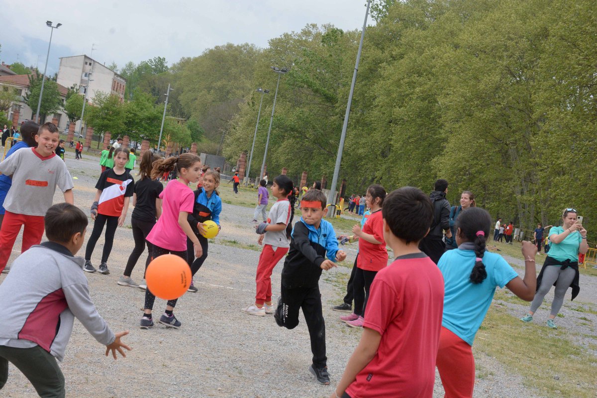 🧒🏽👩🏻‍🦰👦🏿 Avui #Olot torna a acollir el #Rodajoc! 

🪀 Prop de 600 alumnes de 3r de primària de totes les escoles de la #Garrotxa hi participen. Enguany, com a novetat, tots els jocs són accessibles!
📍 bit.ly/RodajocOlot23

#AjuntamentOlot #OlotCiutatEducadora #femOlot