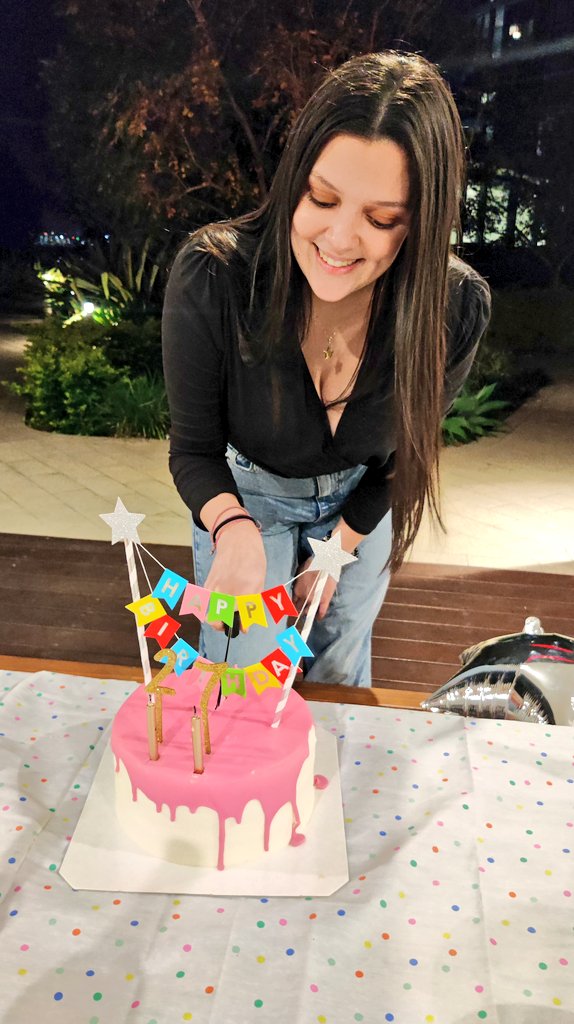 andrepar1's tweet photo. El primer cumpleaños lejos de casa, pero rodeada de personas muy especiales 🌻❤️ https://t.co/LyMIlzHyvg
