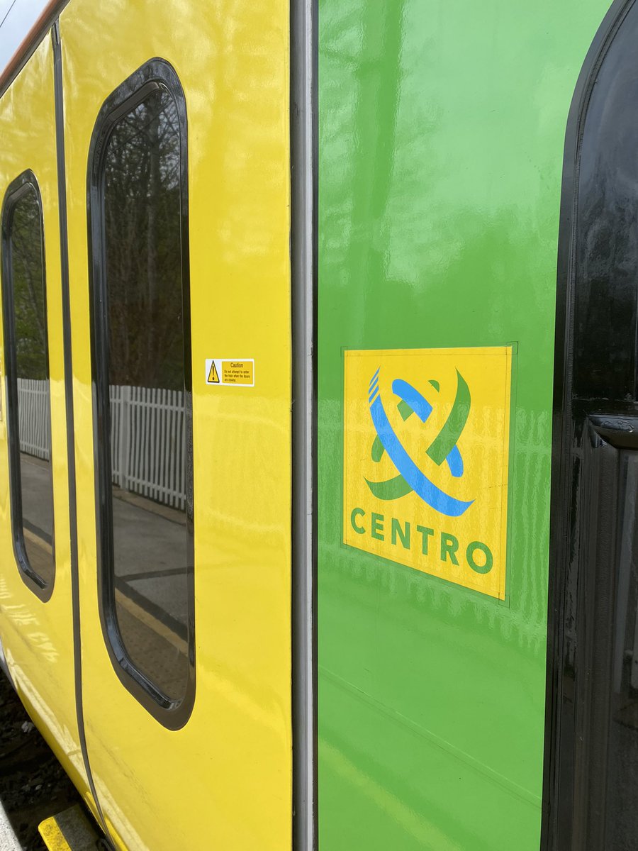 davidbartonmus's tweet image. What feels like a retro train out on the Cross City Line today! @WestMidRailway #RegionalRailways #Centro #Class323 #Class323221