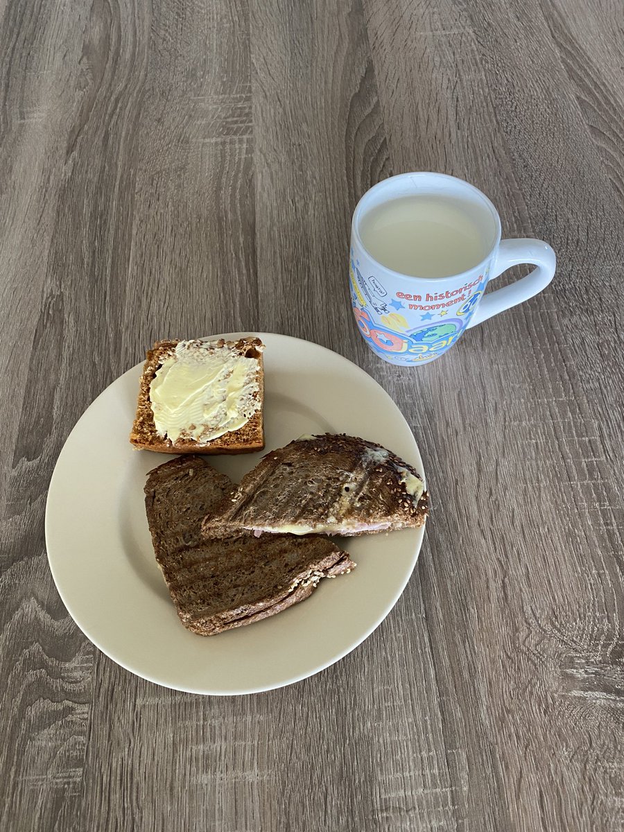 JosVanZon's tweet photo. Wat doe je wanneer je trek hebt in een tosti simpel dan maak je een tosti yammie ๐๐
#melk #tosti #bruinbrood #hamkaas en geen poezenkind te bekennen ๐ https://t.co/jhT9Cd6mnW