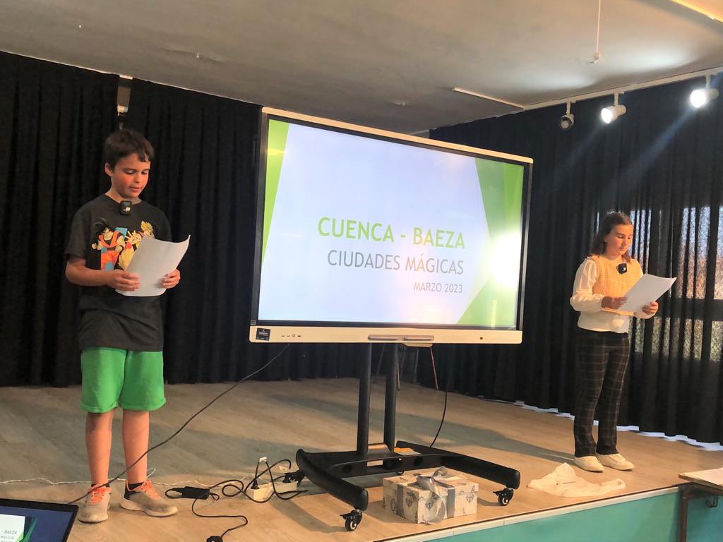 #Cuenca El alcalde de <a href="/aytocuenca/">Ayuntamiento de Cuenca</a> <a href="/DarioDolz/">Dario Dolz</a> recibe a los alumnos de los colegios de Cuenca y Baeza ganadores del proyecto pedagógico ‘Aula Patrimonio’ y les anima a participar en próximas ediciones y a disfrutar de las Ciudades Patrimonio de la Humanidad
<a href="/LolaporBaeza/">Lola por Baeza</a> <a href="/AytoBaeza/">Ayuntamiento Baeza</a>