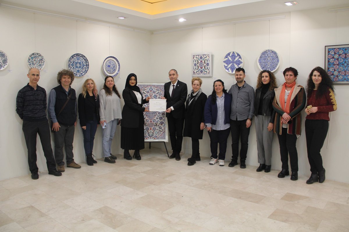 profdrturgay's tweet photo. Sakarya Üniversitesi Sosyal Bilimler Enstitüsü, Geleneksel Türk Sanatları Ana Sanat Dalı yüksek lisans öğrencisi Hatice Küçükyılmaz’ın tez sürecinde çalıştığı eserlerden oluşan “LİRİK” adlı sergisi Sakarya Üniversitesi Sanat Tasarım ve Mimarlık Fakültesi Sanat Galerisinde açıldı. https://t.co/GO9Jx5UUH9