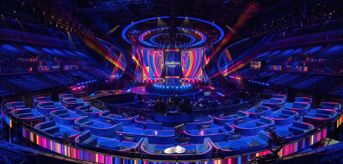 ESCdiscord's tweet photo. 🇬🇧 Here it is: the #Eurovision 2023 stage is completely set up. 😍
The stage was presented during an official visit by His Majesty The King, Charles III and Her Majesty The Queen Consort, Camilla during an afternoon visit to M&amp;S Bank Arena.

[📷 Nick Robinson / BBC] https://t.co/kHCp3srb5j