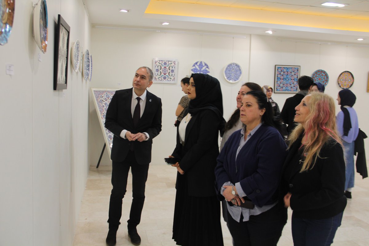 profdrturgay's tweet photo. Sakarya Üniversitesi Sosyal Bilimler Enstitüsü, Geleneksel Türk Sanatları Ana Sanat Dalı yüksek lisans öğrencisi Hatice Küçükyılmaz’ın tez sürecinde çalıştığı eserlerden oluşan “LİRİK” adlı sergisi Sakarya Üniversitesi Sanat Tasarım ve Mimarlık Fakültesi Sanat Galerisinde açıldı. https://t.co/PYzQGKRi8U