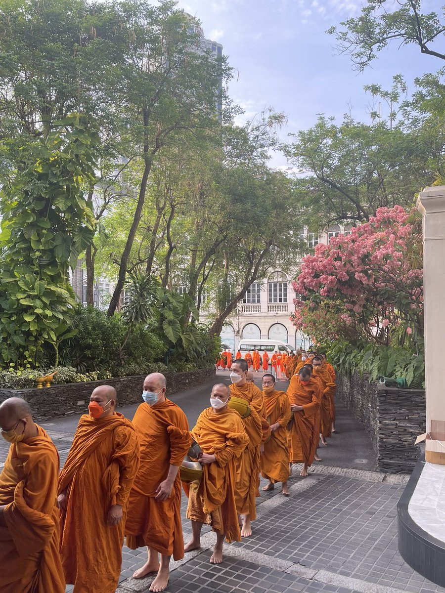 TRAVELDESIGN1's tweet photo. Happy 147th Birthday #MandarinOrientalBangkok 
99 Monks come to bless you ! https://t.co/mb8OSFMP4Q