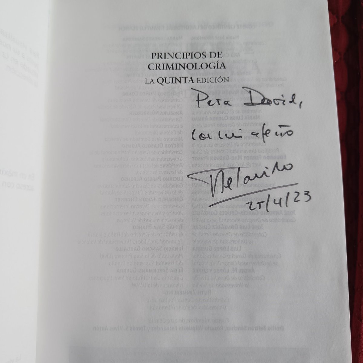 dMontero_M's tweet photo. Hacía tiempo que no me hacía tanta ilusión recibir un libro. Por su significado, y su contenido. Justo mientras utilizo la edición anterior de cabecera para preparar una asignatura. Y encima llega dedicado! Gracias, Santiago, gracias @martyrium2014. Eterno @PedroCTorrente https://t.co/Ht1o2l8bOF