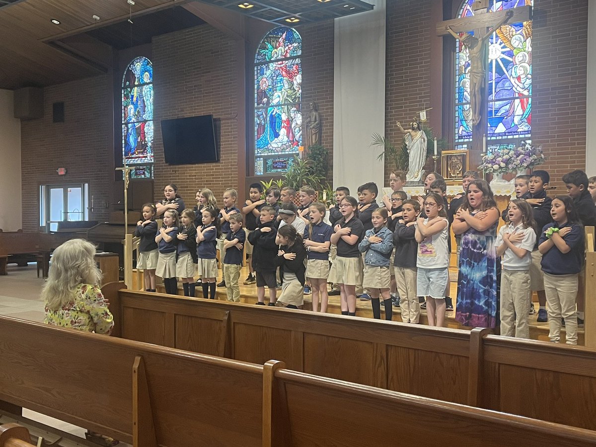 Our SBS First Holy Communicants receive special cards made by SJV Senior Theology students to wish them all special blessings on their upcoming First Holy Communion Day this Sunday. Thank you to SJV for such a thoughtful gesture! #stbens4life 💙🤍 @sjvhsholmdel