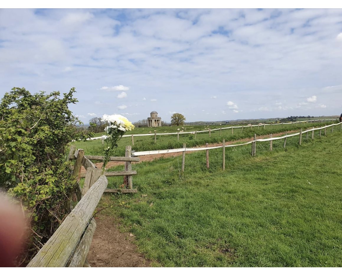 HJamesEvans's tweet photo. A very loving gesture with flowers left on John Spearing’s Gallops today. #johnspearing @AtTheRaces @RacingPost https://t.co/vkxCnQI26J