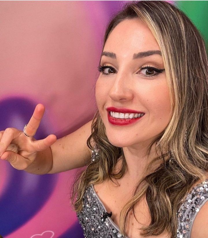 robertcqm1210's tweet photo. Mereceu ser campeã, se mostrou verdadeira o tempo inteiro, não precisou de alterar a voz ou agredir ninguém com palavras a humildade e o bem venceu mais uma vez 
🥳👏   
#BBB24 #AmandinhaCampea #bbb #BigBrotherBrasil #finalbbb23 https://t.co/gOABQ1evye