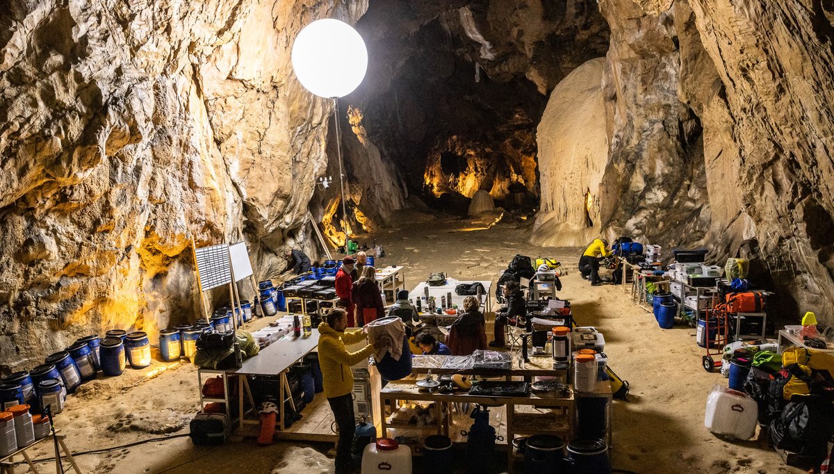 HumanAdaptation's tweet photo. Quels enseignements la mission #DeepTime nous a-t-elle apportés ? 
Depuis la sortie de la grotte de Lombrives le 24 avril 2021, le travail sur les données se poursuit. Mais l’un des enseignements les plus importants s'est aussi avéré être le plus imprévu... 
📷: Bruno Mazodier https://t.co/ZwAhC5ocjH