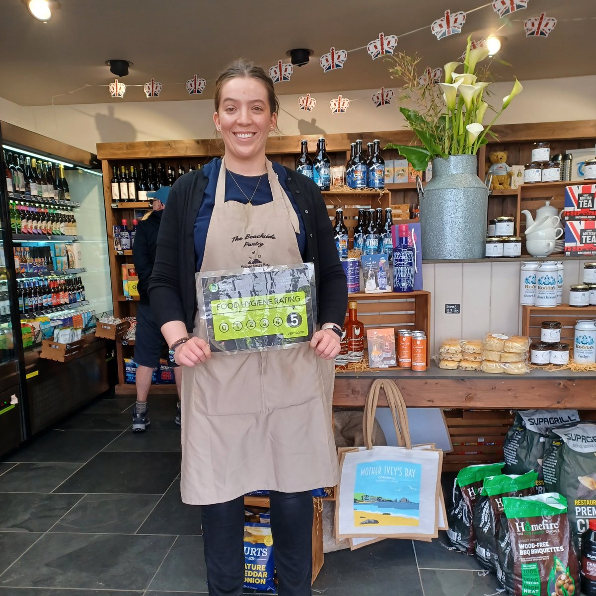 BRS_Cornwall's tweet photo. A big well done to Jess and the Beachside Pantry team at @MotherIveysBay for achieving a 5-star hygiene rating! ⭐️⭐️⭐️⭐️⭐️
#PadstowPantry #PadstowHolidayPark #foodhygiene #foodhygiene #keepingcustomerssafe #CornwallSafetyHero https://t.co/YWNYS18dtJ