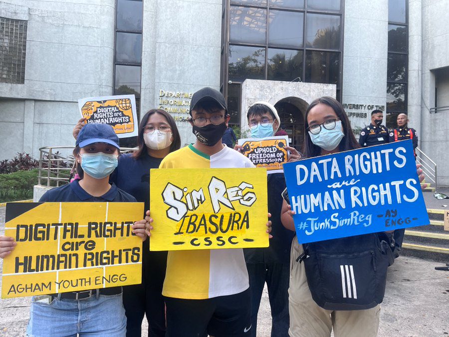fernhrrdr's tweet photo. 24hrs late but better than never standing up to this, #JunkSimCardRegistration!

ft. beloved cssc 🫶

#HandsOffOurSocmed
#HandsOffOurSIMs 
#SiyentistaNgBayan https://t.co/e4zyBBzG8u