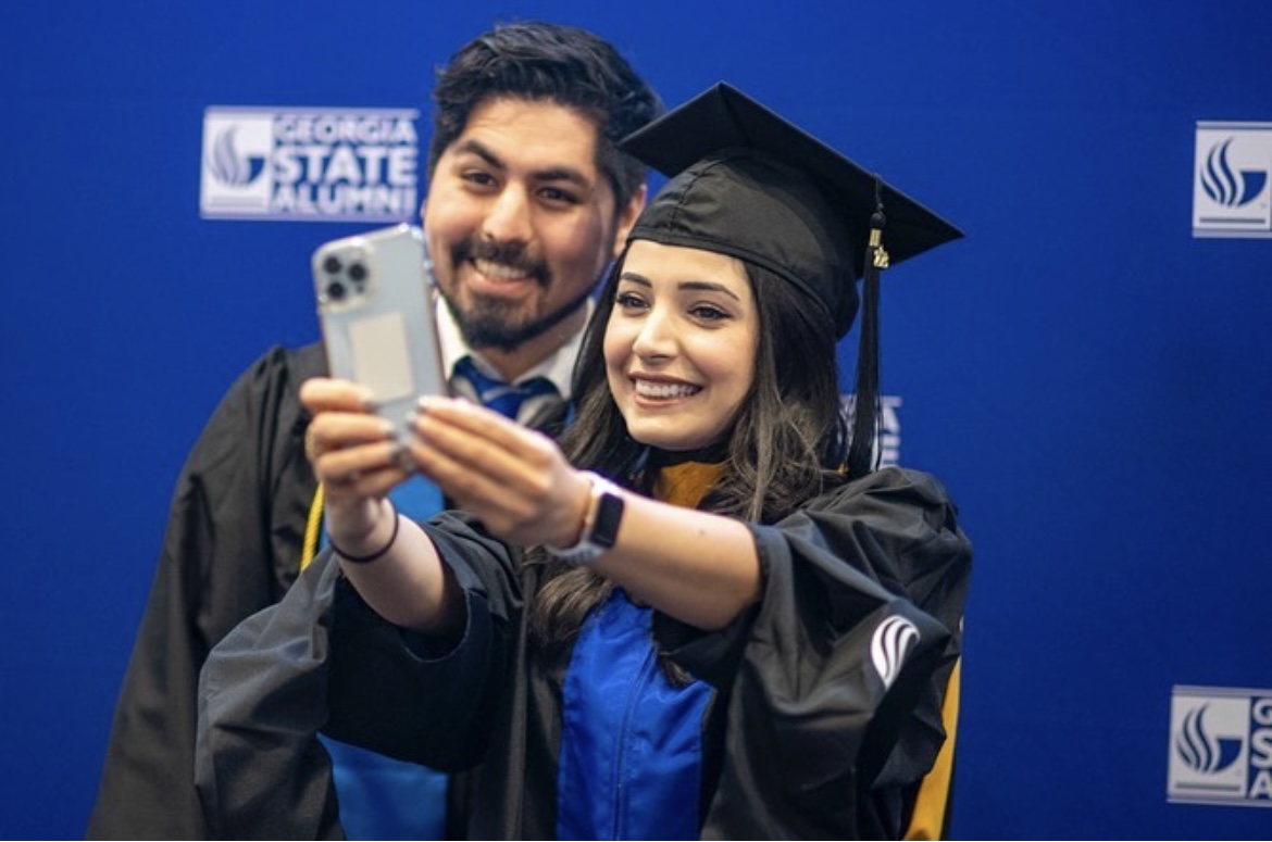 USG_eCampus's tweet image. Grad season is upon us... don't forget to tag us in your #gradpics if you took an #eCore or #eMajor course during your time as a student! We would love to share your story and help inspire others 🫱🏽‍🫲🏼🧑🏾‍🎓✨

📸: @GeorgiaStateU