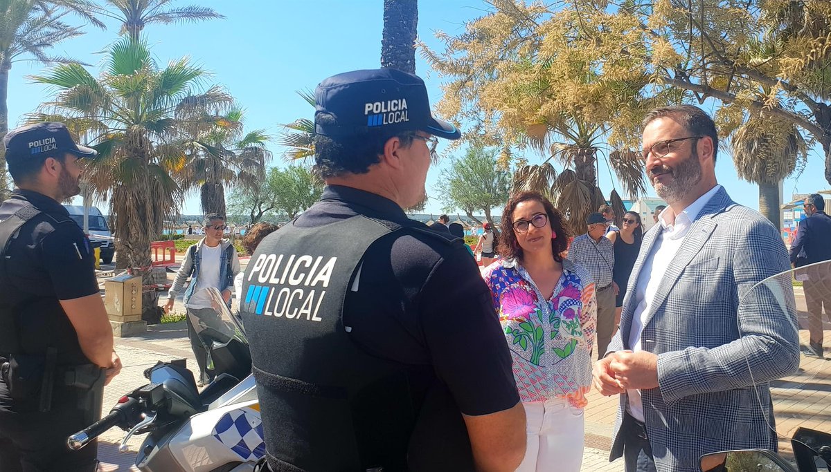 hila's tweet photo. Comença el reforç d’estiu de la @policiadepalma.

Hi haurà més presència a les zones turístiques, Santa Catalina i els barris per fer front a la temporada i atendre les demandes dels veïnats.

La incorporació durant aquest mandat de 150 nous agents ha estat clau, una peça fonamental per donar la millor de les respostes a la ciutadania i als residents.
