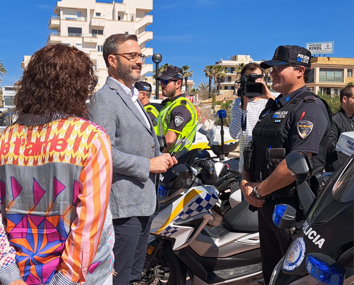 hila's tweet photo. Comença el reforç d’estiu de la @policiadepalma.

Hi haurà més presència a les zones turístiques, Santa Catalina i els barris per fer front a la temporada i atendre les demandes dels veïnats.

La incorporació durant aquest mandat de 150 nous agents ha estat clau, una peça fonamental per donar la millor de les respostes a la ciutadania i als residents.