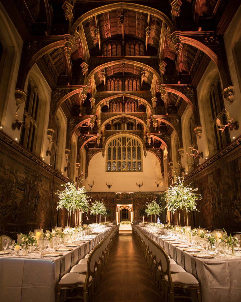 jess_grimshaw's tweet photo. Regal and impressive - another fabulous look back at D &amp; M's wedding at Hampton Court. Making the best use of the room, these two long banquet tables really created an impressive impact as guests entered the Great Hall. If you are looking to get married, or host an event in an hi https://t.co/PRwwmsNEHL