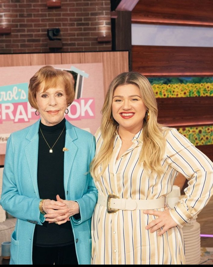 💚Kelly Clarkson
Happy 90th bday to the queen 
Carol Burnett..   I still watch her old TV show...  Love da photo of our two gorgeous queens Carol and Kelly.. #KellyClarkson #CarolBurnett #CarolBurnett90 #KellyClarksonShow