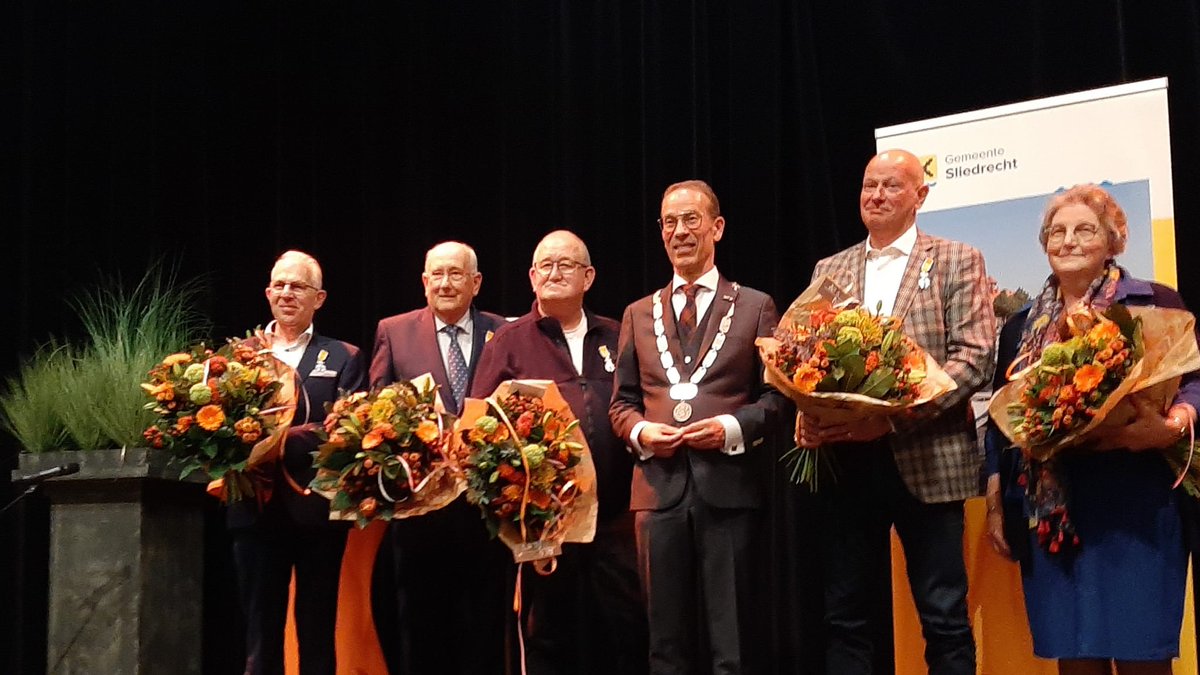 🎗️ Vijf Sliedrechters benoemd tot lid in de Orde van Oranje-Nassau

Zojuist heeft burgemeester Jan de Vries een Koninklijke onderscheiding uitgereikt aan Kees van Hattem, Herman Kazen,  René Serno, Jerry van Rekom en  Alie van Zanten-Oudenes.

🙏👉 bit.ly/Lintjesregen20…