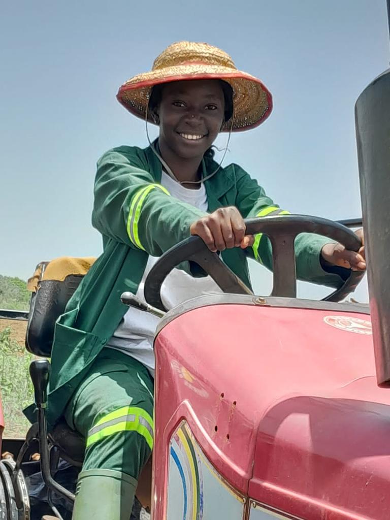 FSUnivNdere's tweet photo. Le département d'Agriculture Biologique de la Faculté des Sciences initie ses étudiants à la mécanisation agricole. https://t.co/qGEIOonvpA