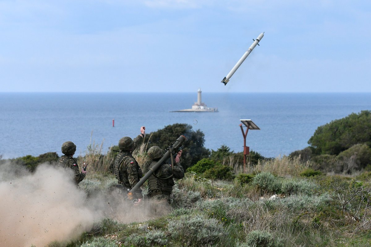 DGeneralneRSZ's tweet photo. Polskie Pioruny na chorwackim niebie
Niszczenie celów powietrznych wymaga wysokiej precyzji i skuteczności ze strony wojskowych
Na 🇭🇷poligonie #3BROP wraz z 🇸🇮🇺🇸��🇷 brała udział w ćwiczeniu #SHIELD23
Żołnierze monitorowali, rozpoznawali przestrzeń powietrzną oraz niszczyli cele. https://t.co/SE3RLD8tSe