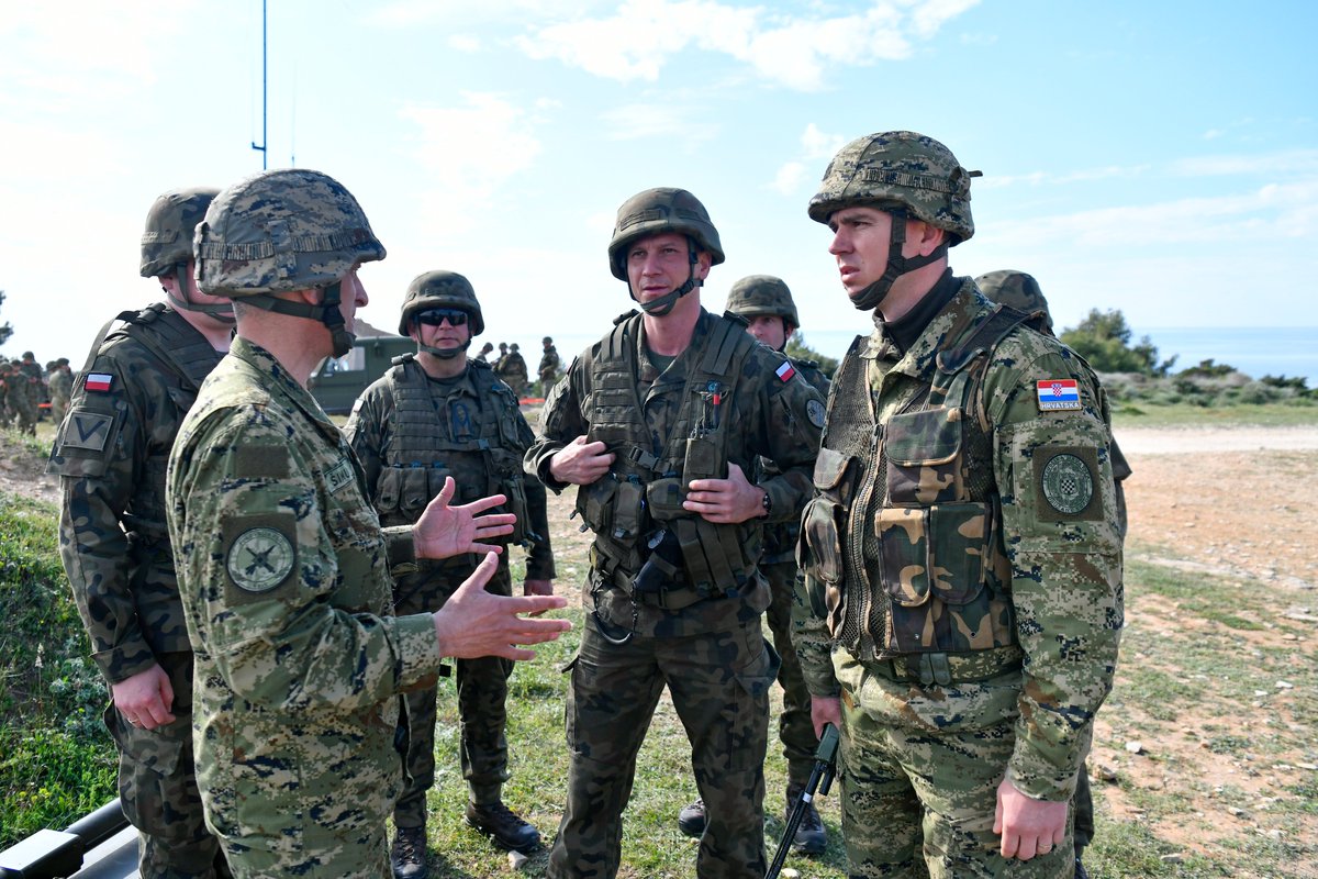 DGeneralneRSZ's tweet photo. Polskie Pioruny na chorwackim niebie
Niszczenie celów powietrznych wymaga wysokiej precyzji i skuteczności ze strony wojskowych
Na 🇭🇷poligonie #3BROP wraz z 🇸🇮🇺🇸��🇷 brała udział w ćwiczeniu #SHIELD23
Żołnierze monitorowali, rozpoznawali przestrzeń powietrzną oraz niszczyli cele. https://t.co/SE3RLD8tSe