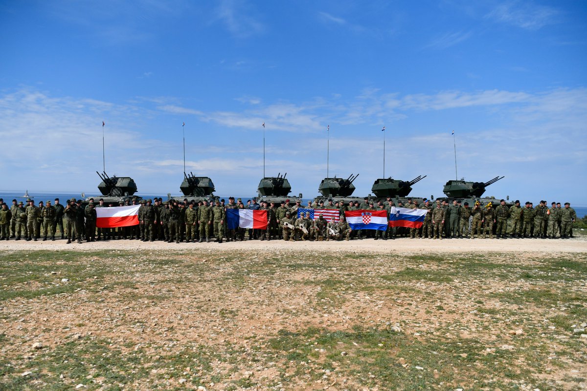 DGeneralneRSZ's tweet photo. Polskie Pioruny na chorwackim niebie
Niszczenie celów powietrznych wymaga wysokiej precyzji i skuteczności ze strony wojskowych
Na 🇭🇷poligonie #3BROP wraz z 🇸🇮🇺🇸��🇷 brała udział w ćwiczeniu #SHIELD23
Żołnierze monitorowali, rozpoznawali przestrzeń powietrzną oraz niszczyli cele. https://t.co/SE3RLD8tSe