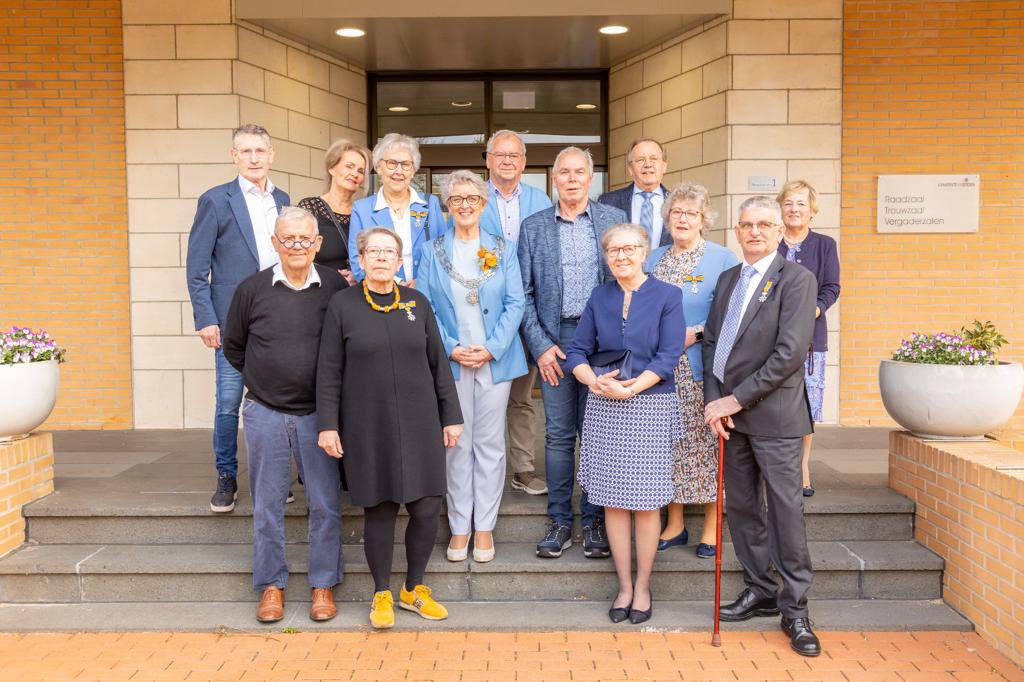 Zes inwoners <a href="/GemWierden/">Gemeente Wierden</a> kregen vanmorgen een Koninklijke Onderscheiding voor hun jarenlange inzet voor de samenleving! Hulde voor deze bijzondere mensen!  #lintjesregen
