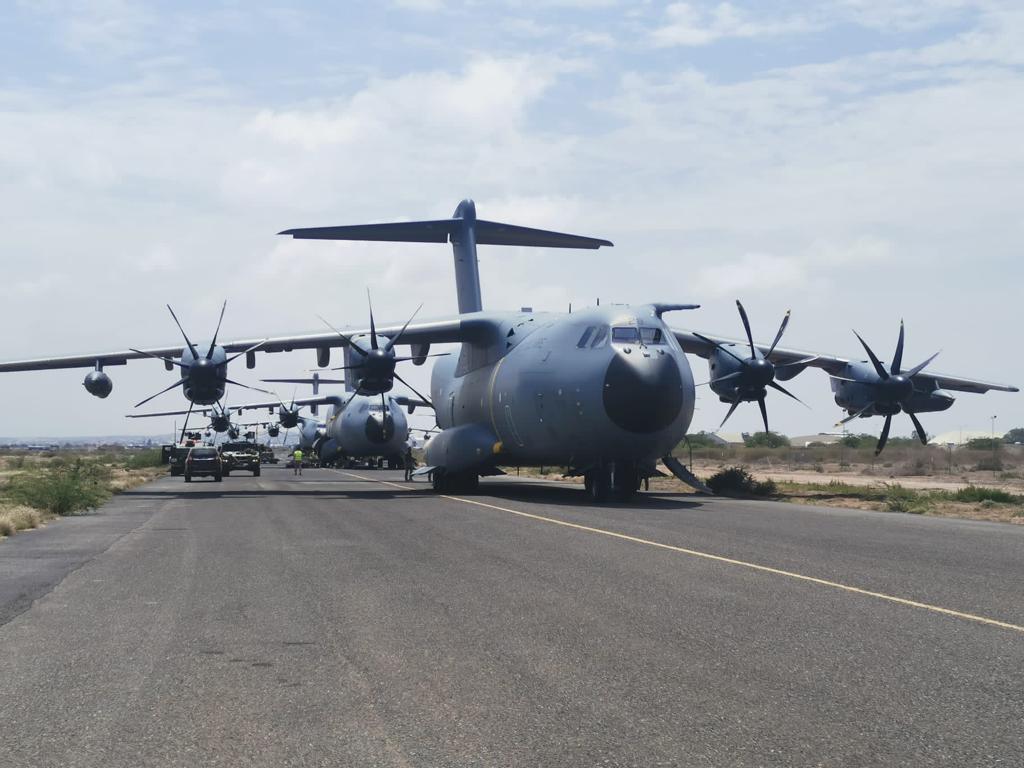AviacionMilEsp's tweet image. El #Ala37 y la base aérea de Villanubla, en #Valladolid, están infrautilizadas. Esos 13 @AirbusDefence #A400M nos permitirían realizar operaciones como la del fin de semana en #Sudan o #Kabul en 2021 y mucho más ambiciosas si se diera el caso. 
El @EjercitoAire es capaz de ello.