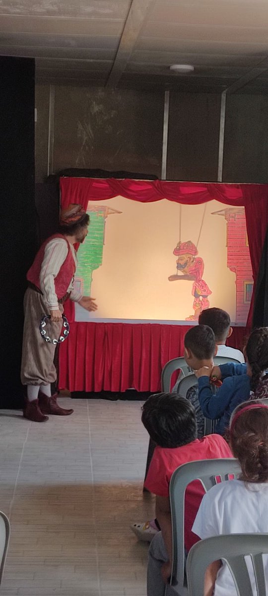 bespinarkampi's tweet photo. Diyarbakır Devlet Tiyatroları tarafından K 2 Konteyner kentte çocuklara yönelik “GÖLGENİN CANI” isimli oyun sergilendi. Oyunda Karagöz ve Hacivat hayal perdesinin içinde, eğlenceli bir dille günümüzü eleştirerek çocuklara binbir kılık karakteriyle anlam ve değer mesajlar verildi. https://t.co/3WA8eDVunq