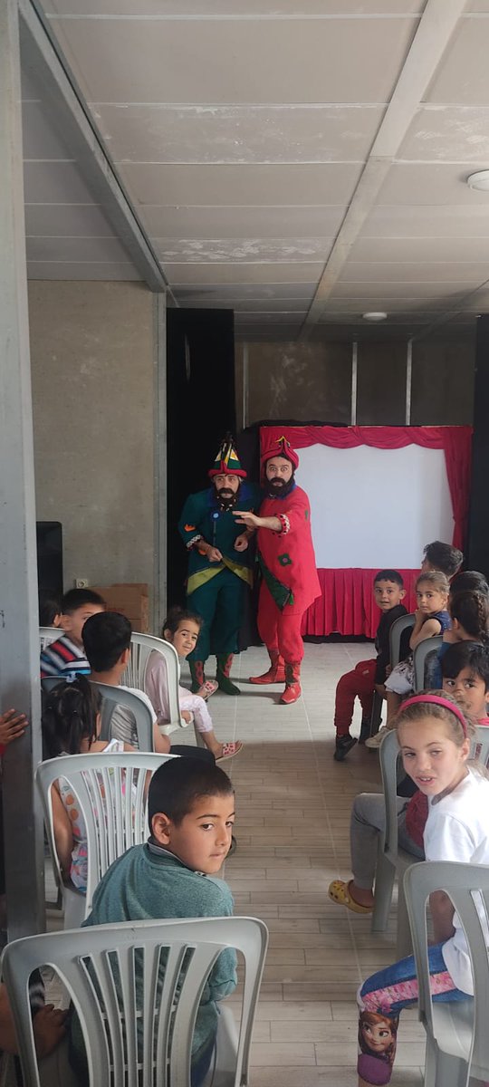 bespinarkampi's tweet photo. Diyarbakır Devlet Tiyatroları tarafından K 2 Konteyner kentte çocuklara yönelik “GÖLGENİN CANI” isimli oyun sergilendi. Oyunda Karagöz ve Hacivat hayal perdesinin içinde, eğlenceli bir dille günümüzü eleştirerek çocuklara binbir kılık karakteriyle anlam ve değer mesajlar verildi. https://t.co/3WA8eDVunq