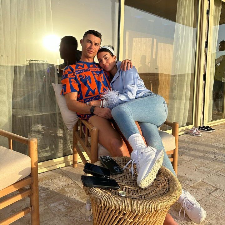mackolik's tweet photo. Cristiano Ronaldo ve Georgina Rodriguez ayrılmak üzere 💔

Georgina'nın sürekli alışveriş yapmasından rahatsız olan Cristiano Ronaldo, ayrıl��k gerçekleşirse 350 milyon euro tazminat ödeyebilir.

📰 CMTV https://t.co/qis1Kyt0LN