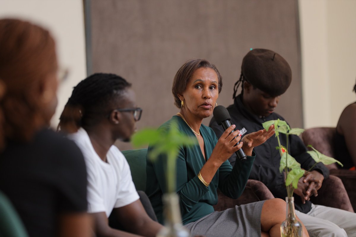 tbf_ug's tweet photo. Gloria Nanfuka (@gloswaan) of @thebrandfactory engaging the Panelists on the invaluable role of sports in boosting both business performance and the mental well-being of employees.
#GameUpForChange
#SFDWeek https://t.co/4qtEIxvlUo