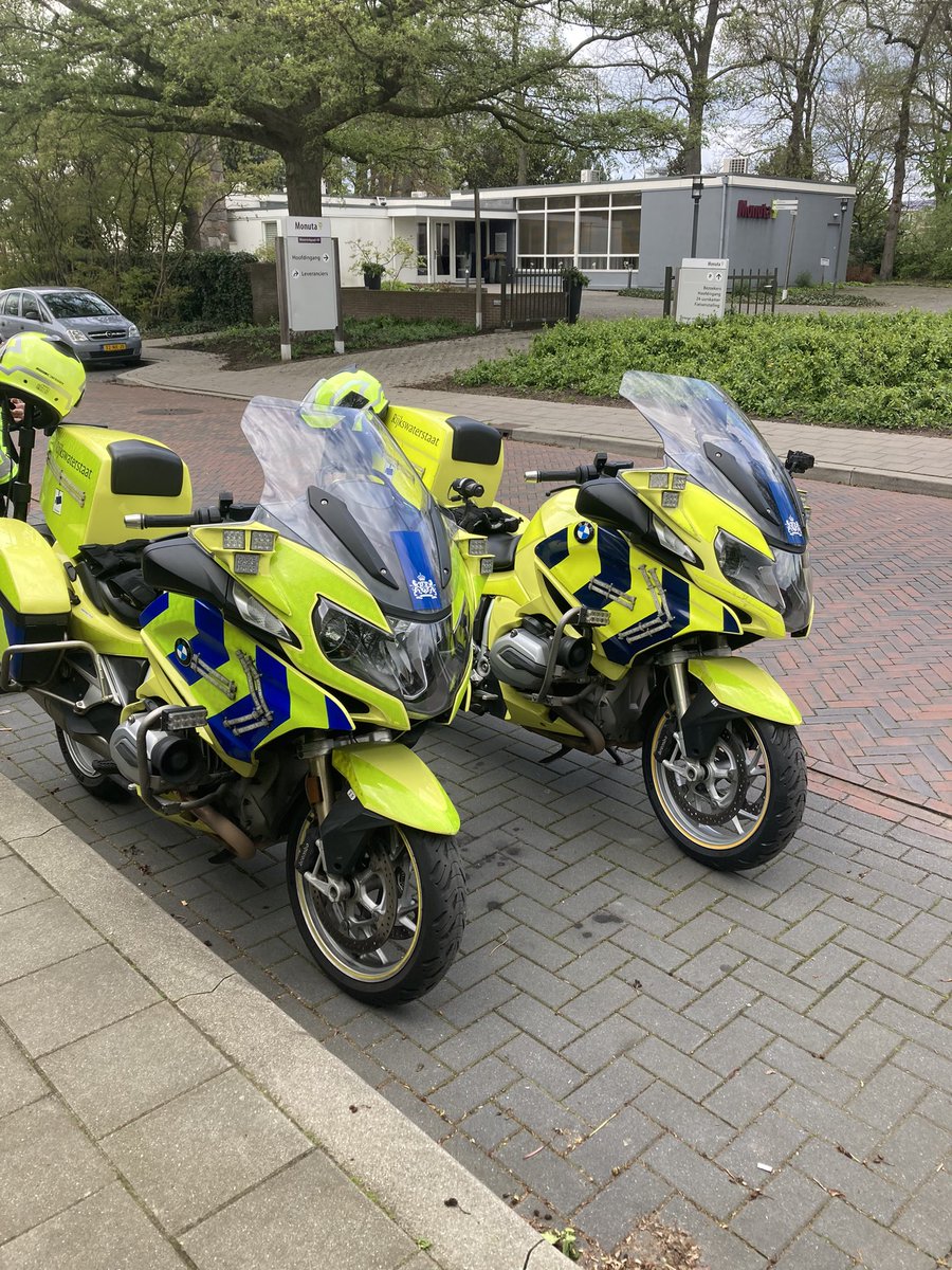 WIS_JanvA's tweet photo. #Droevigmaarwaar. We staan gereed om onze veel te jong overleden collega op zijn laatste reis te begeleiden. https://t.co/zu8rxqT5He