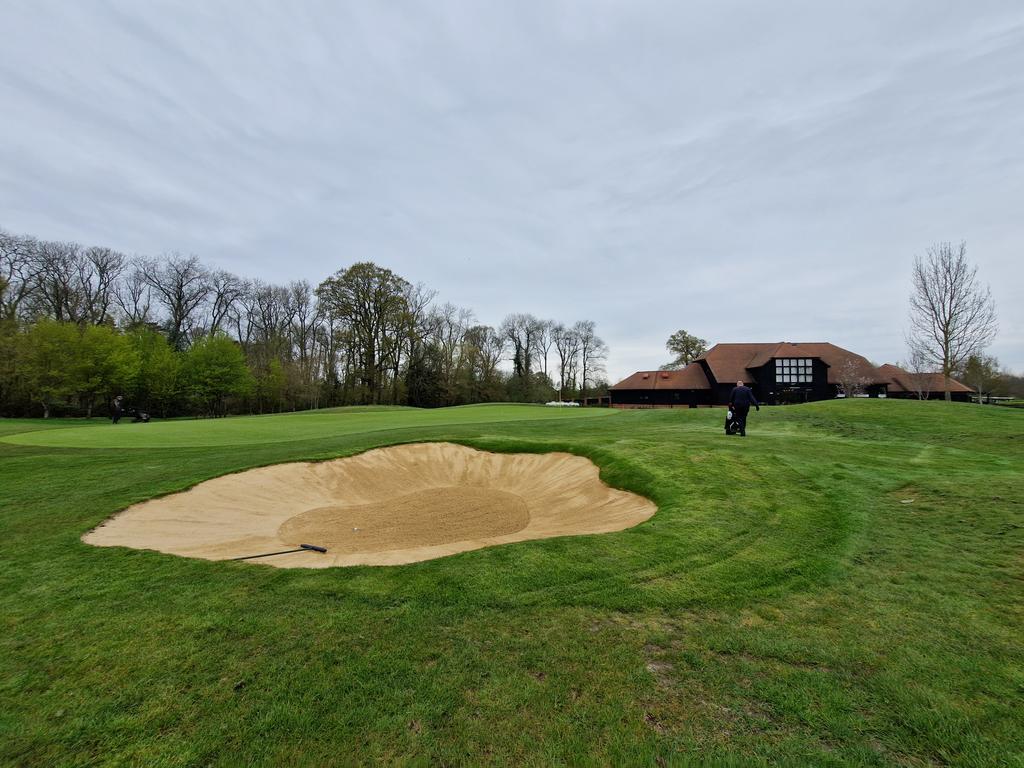 Nice to get some more bunkers in play as we can finally move around the course.  Things are looking up. 

#getgolfing #sherfieldoaks <a href="/GetGolfingCM/">Ross Jones</a>