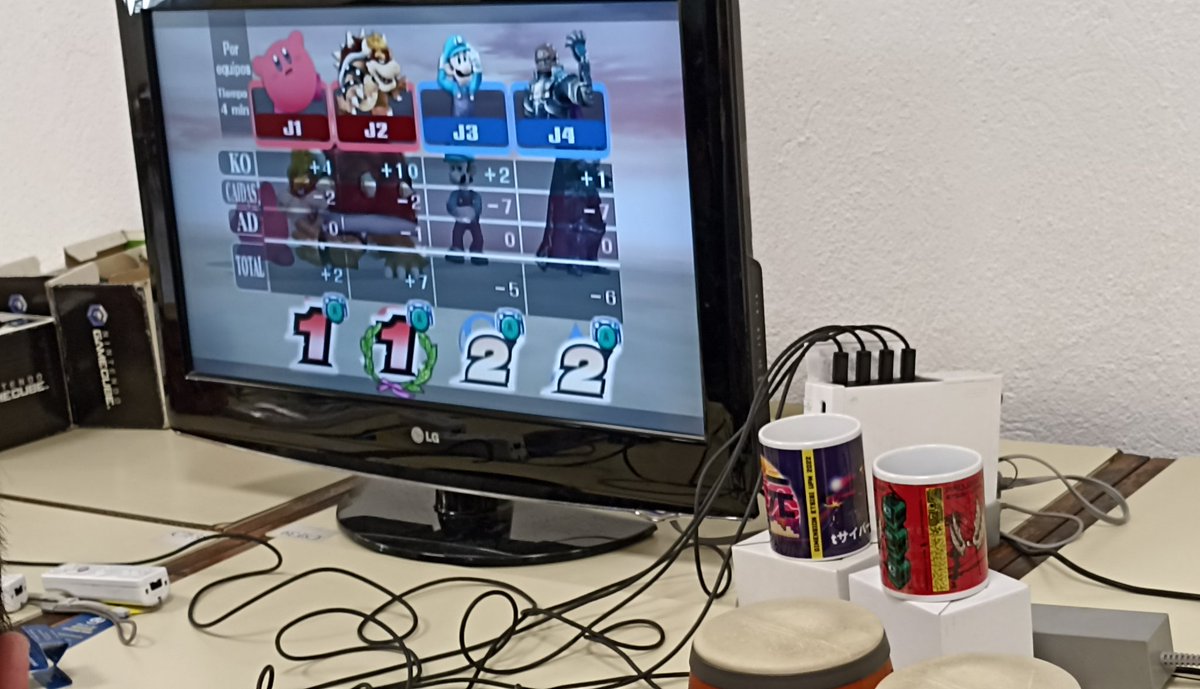 Genesis_UPM's tweet photo. Estamos en medio de... UN TORNEO DE SUPER SMASH BROS!!! La pareja ganadora se lleva de premio esas tazas tan chulas 😎 https://t.co/zp22UWlIKM